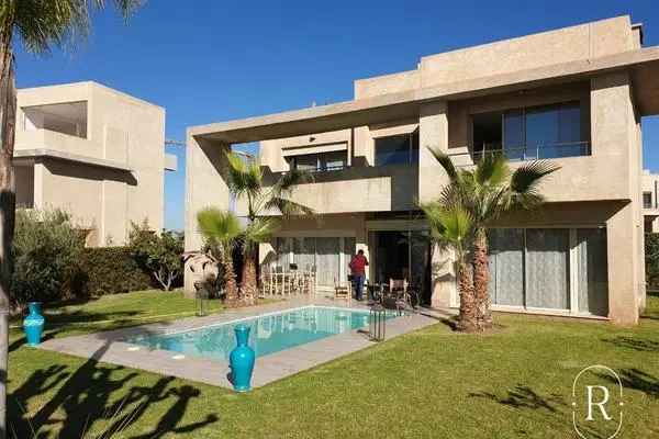 Lussuosa villa indipendente fronte golf nel prestigioso
