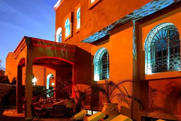 prestigioso hotel con bar, ristorante e piscina