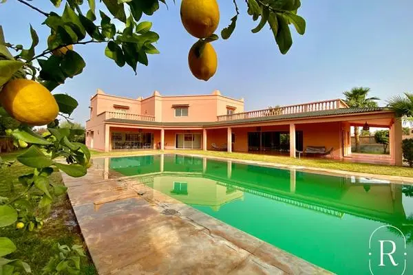 Casa per ospiti con piscina e giardino, situata sulla strada per Fez, che offre uno spazio abitativo di lusso