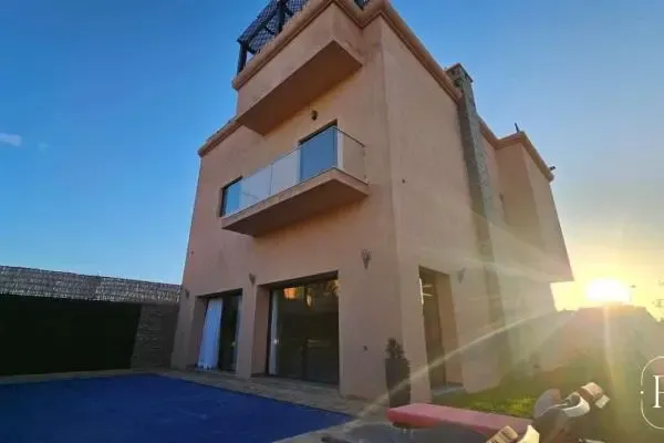 In vendita - Splendida villa arredata con piscina e tetto