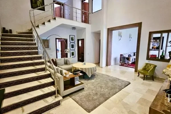 In vendita – Spazioso duplex di 198 m² con patii e parcheggio a Guéliz