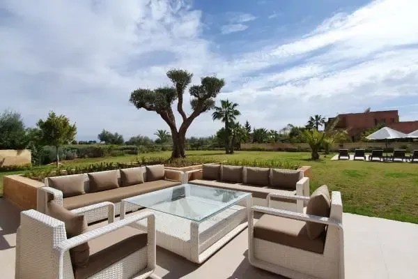 Piscine et terrasse avec vue des équipements de rêve pour séduire les voyageurs