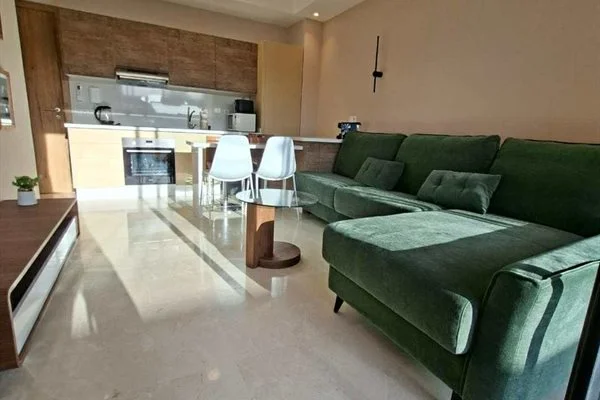 PRÄCHTIGE WOHNUNG IM ERDGESCHOSS MIT PRIVATGARTEN