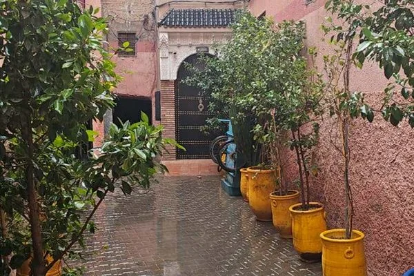 Charming titled riad to renovate – Exceptional potential in the heart of the medina