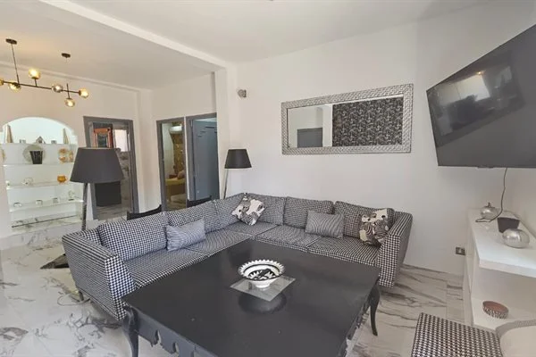 Renovated 105 m² apartment for sale – Secure residence – Sold furnished