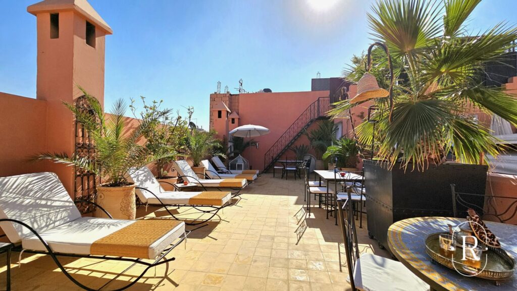 Terrasse-marocaine-pour-créer-l'ambiance-du-Riad-marocain