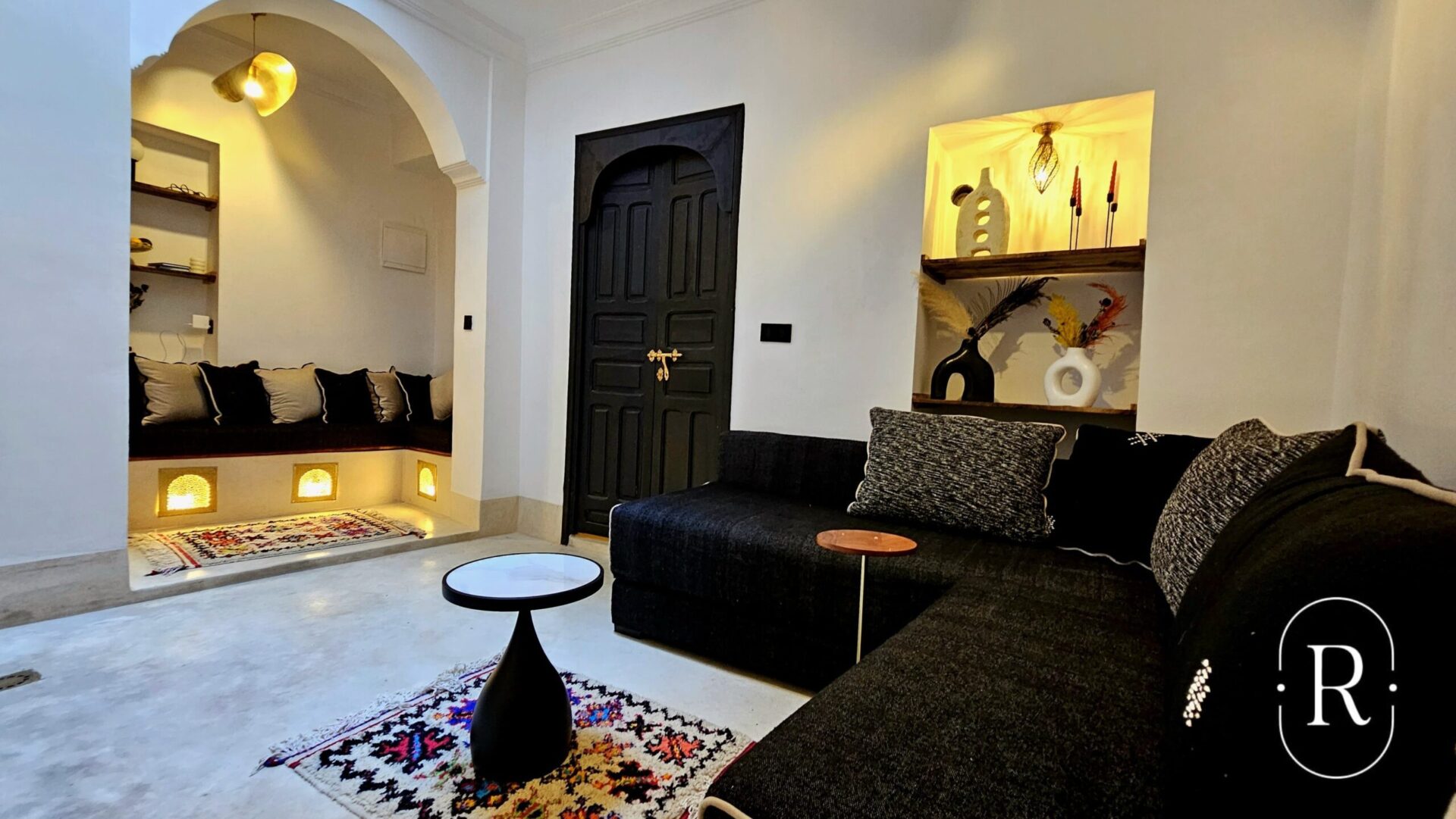tapis berbère décore le salon d'un Riad à Marrakech